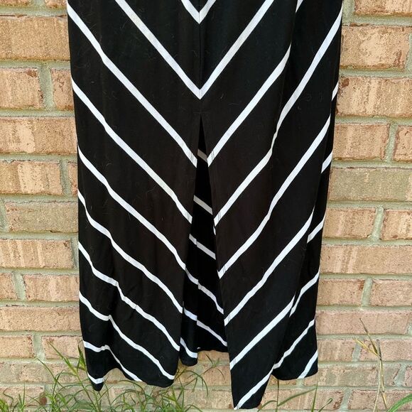 Stylish Black and White Maxi Dress - Picture 2 of 8